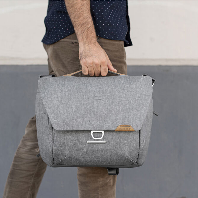 Mochila de Hombro Peak Design Everyday Messenger V2 BEDM13AS2 (Ash Gray)